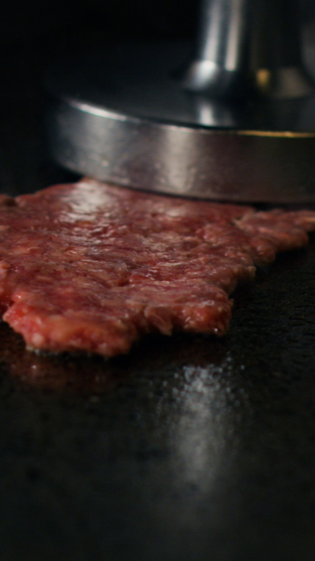 Vlees op de grill — aangeleverde still van Burger 'n Shake