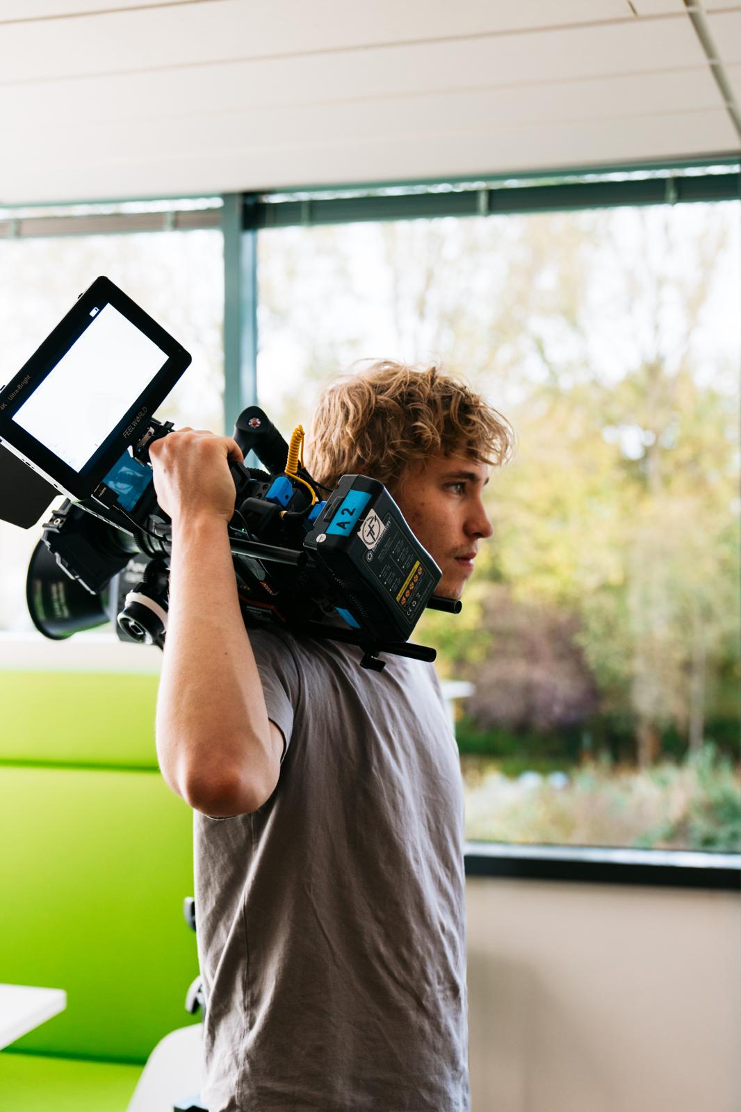 Verticale BTS-foto van de camera tijdens een draaidag