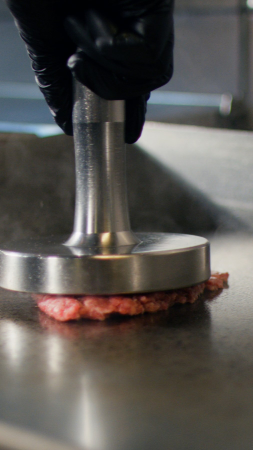 Bereiding van het vlees op de grill — aangeleverde still