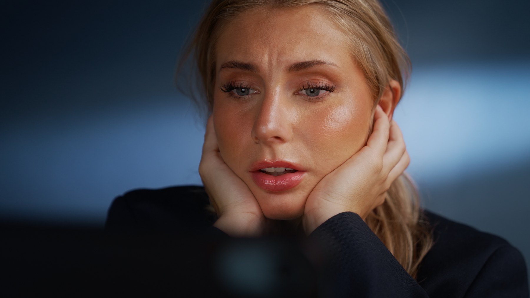 Luna met haar hand bij haar gezicht in de bedrijfsvideo voor Booking is Yours