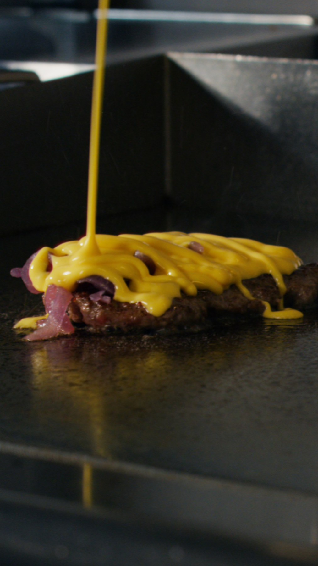 Kaas op het vlees — aangeleverde still van Burger 'n Shake
