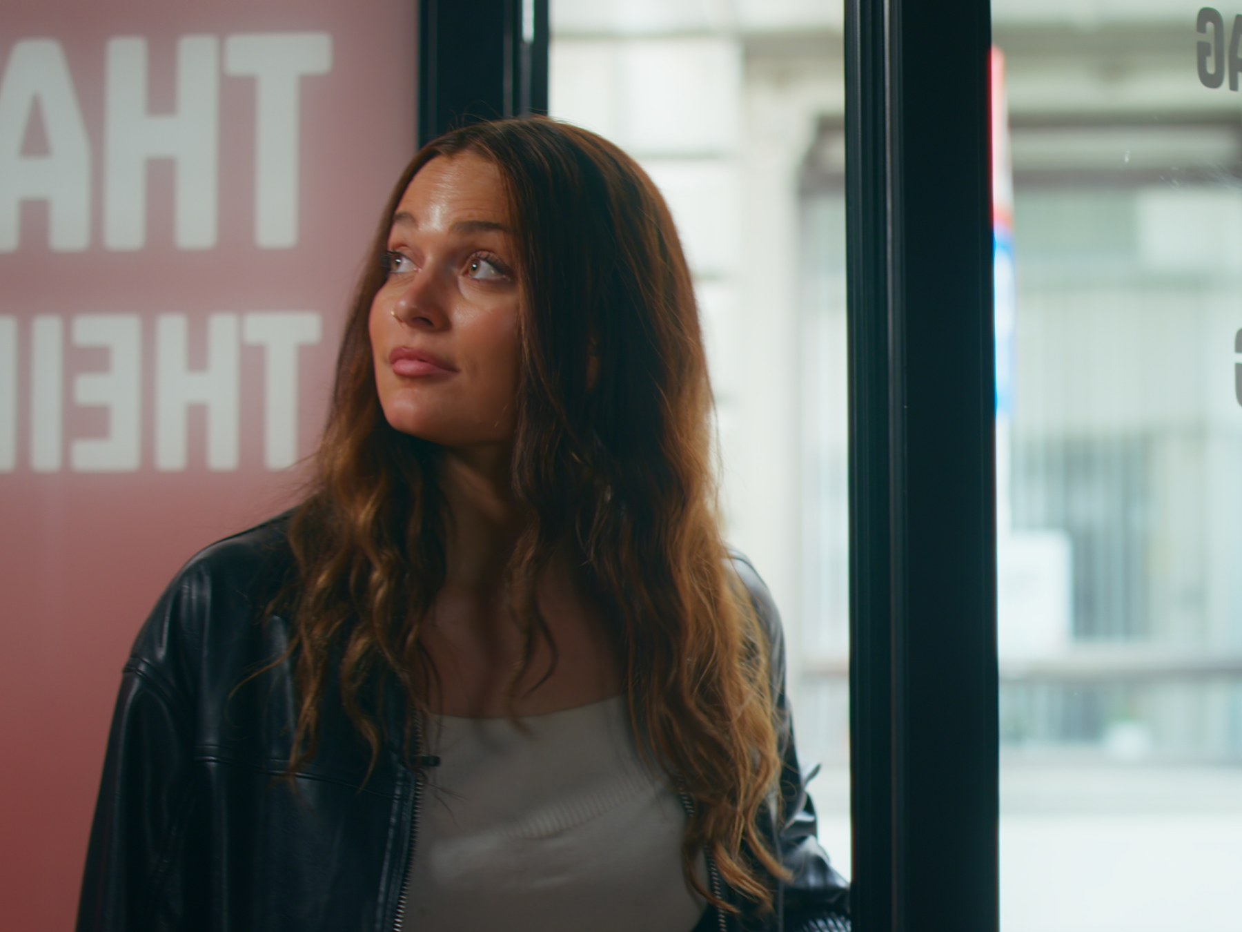 Naomi binnen bij de deur in de short movie van De Valentino's Antwerpen