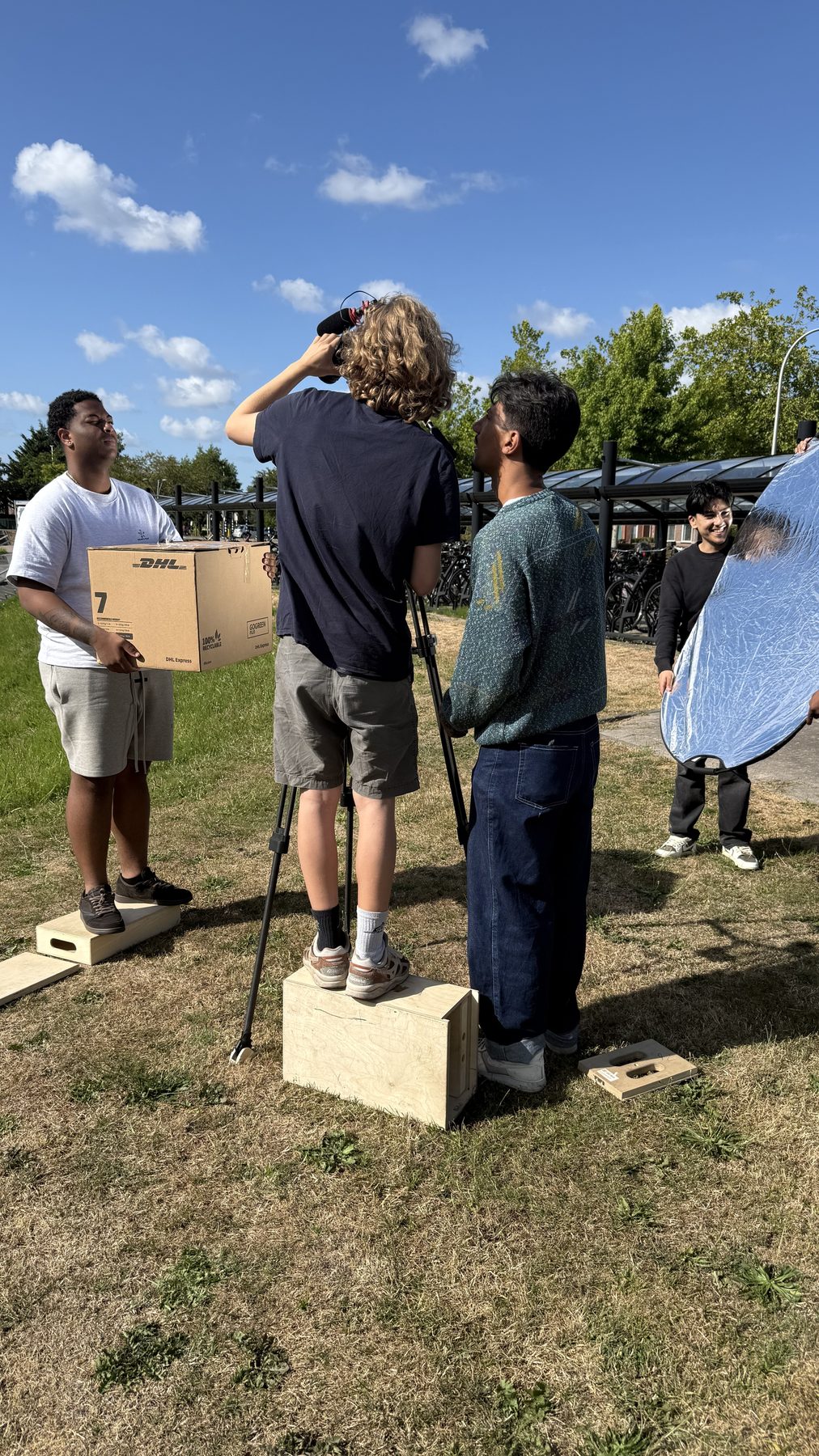 De crew filmt buiten voor Opinion the Brand