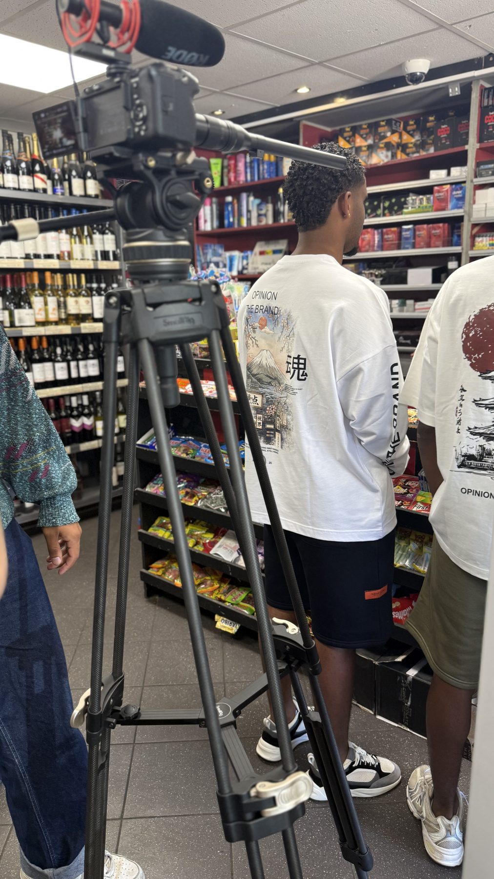Camera op statief in de winkel tijdens de Opinion-productie