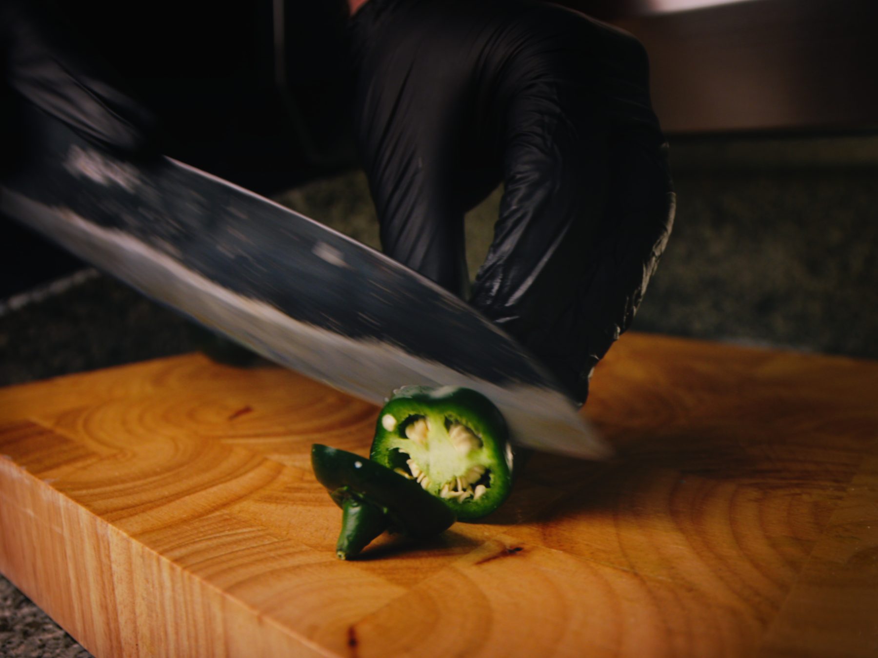 Verse pepers worden gesneden voor de foodcommercial
