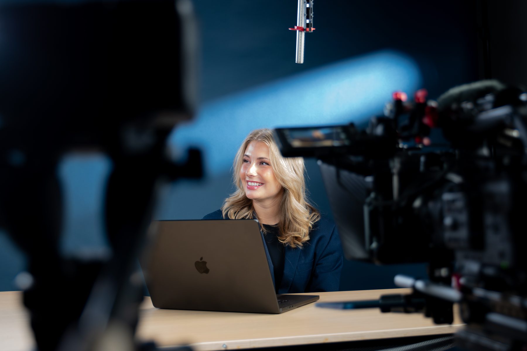 BTS-opname met een presentatrice