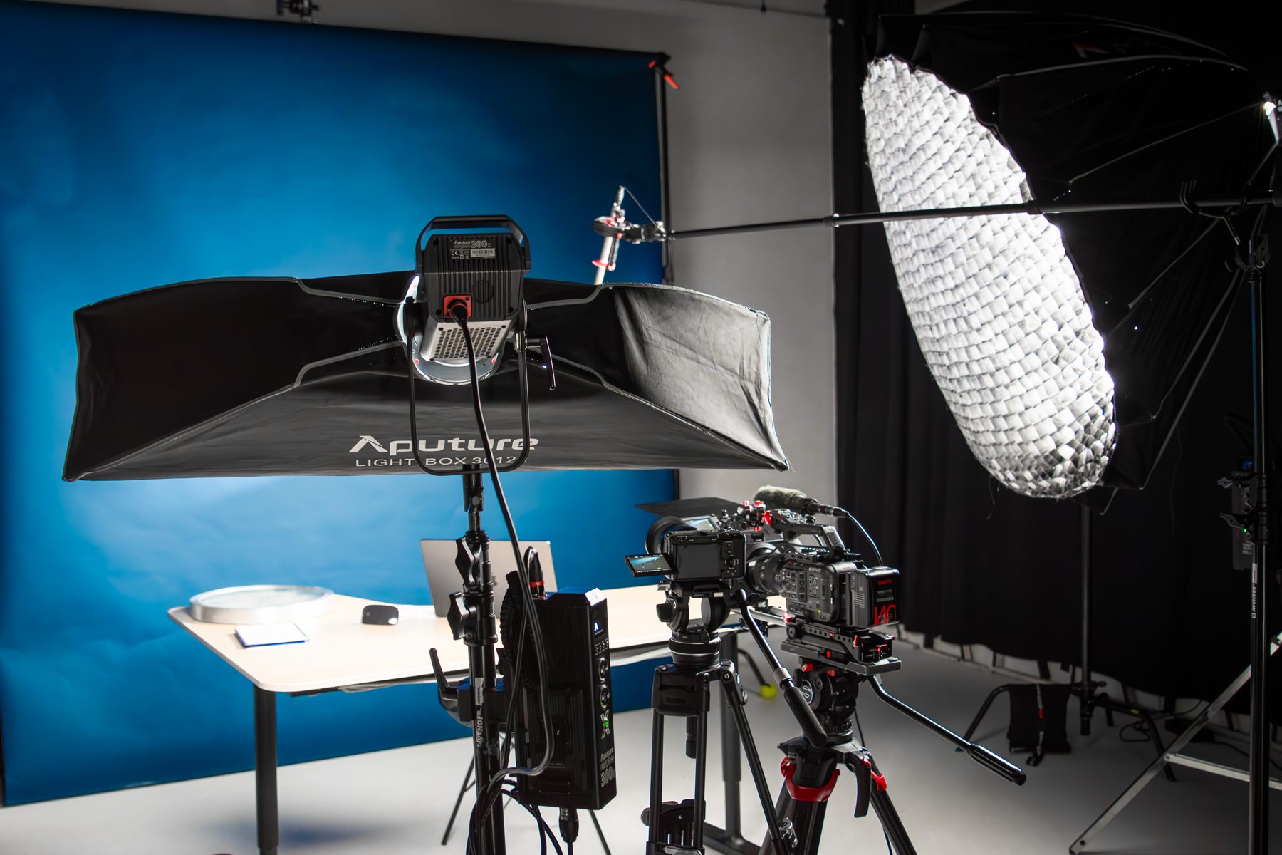 Goed belichte camera- en lichtopstelling in de studio